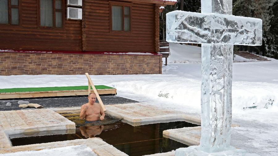 19.jan.2020 - O presidente russo Vladimir Putin se banhou em água a uma temperatura de -20ºC, cumprindo tradição ortodoxa para celebrar a Epifania e o batismo de Cristo - Mikhail KLIMENTYEV / SPUTNIK / AFP