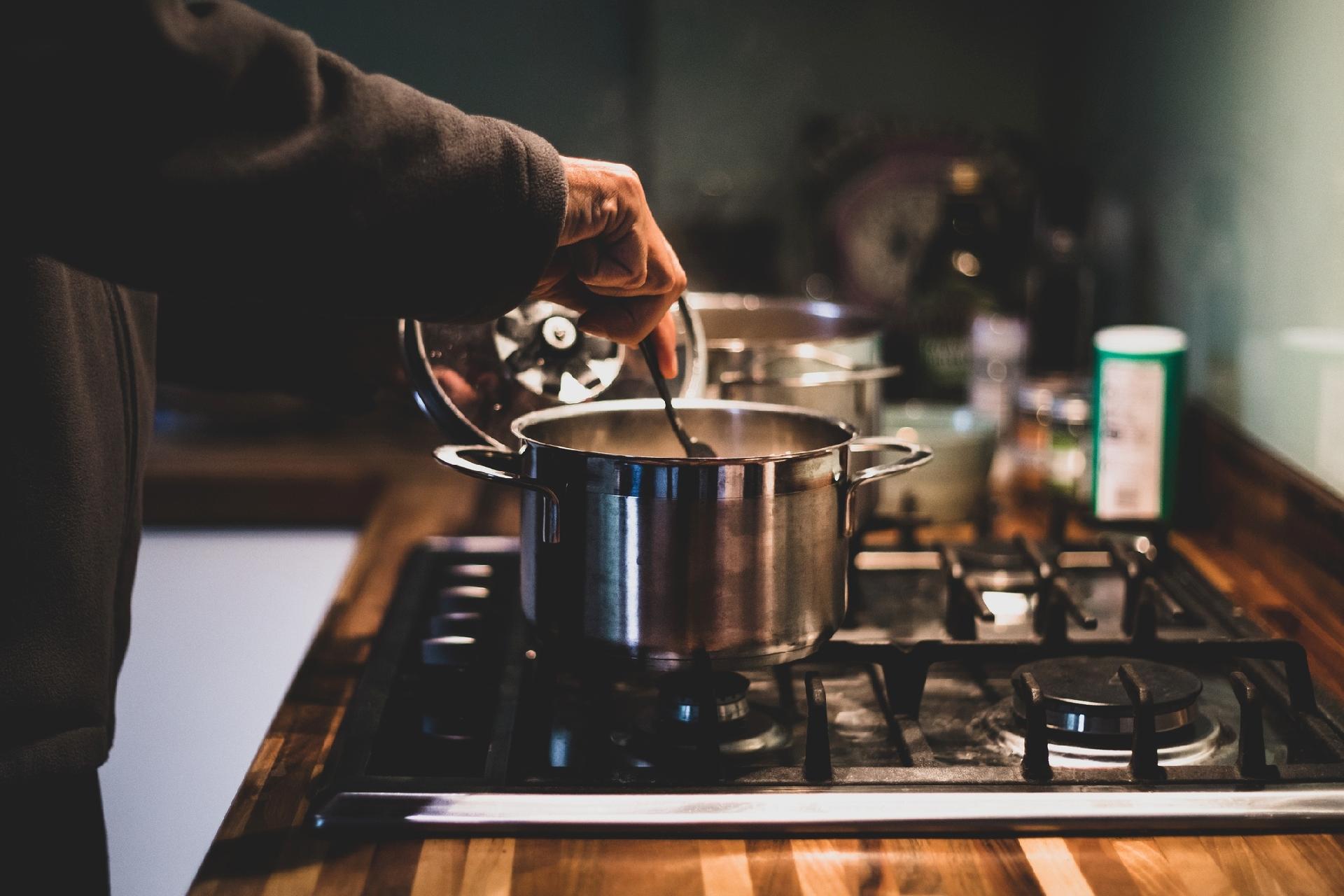 Uma cozinha com panela no fogão e panelas