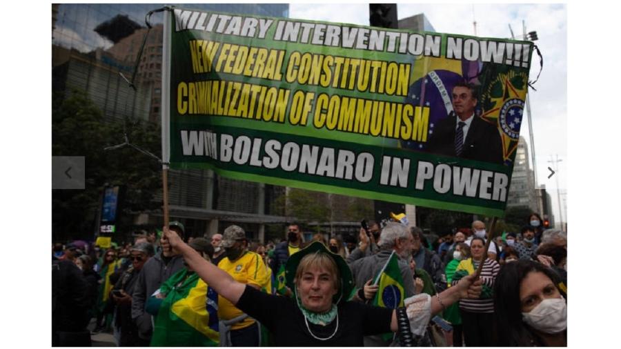 A tia golpista quer que o mundo conheça as suas reivindicações: golpe militar com Bolsonaro no poder, nova Constituição e criminalização do comunismo. Do fascismo, acho que não. Chamam a isso "liberdade de expressão" - Mathilde Missioneiro/Folhapress