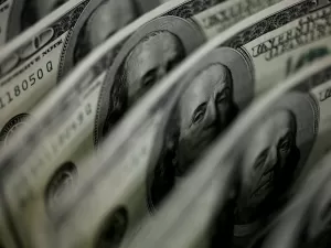 Dólar cai e Bolsa sobe com notícias sobre petróleo e votação do pacote