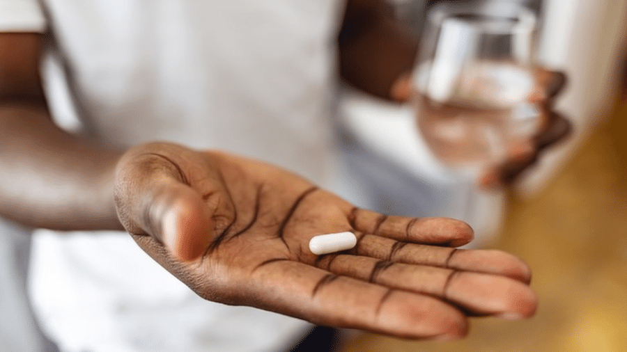 No exterior, já existem dois comprimidos com ação antiviral para pacientes nos primeiros dias de covid: o paxlovid (Pfizer) e o monupiravir (MSD) - Getty Images
