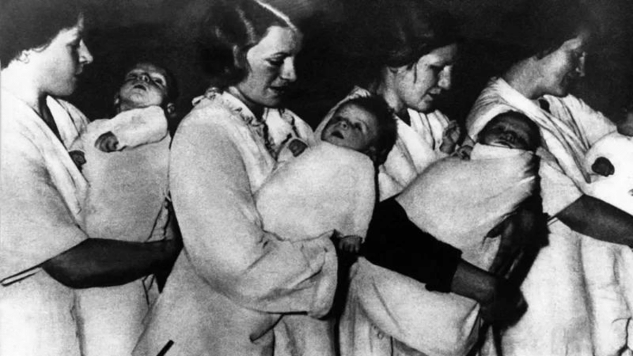 Mulheres alemãs carregam crianças que fizeram parte do programa nazista Lebensborn - Reprodução/Getty Images