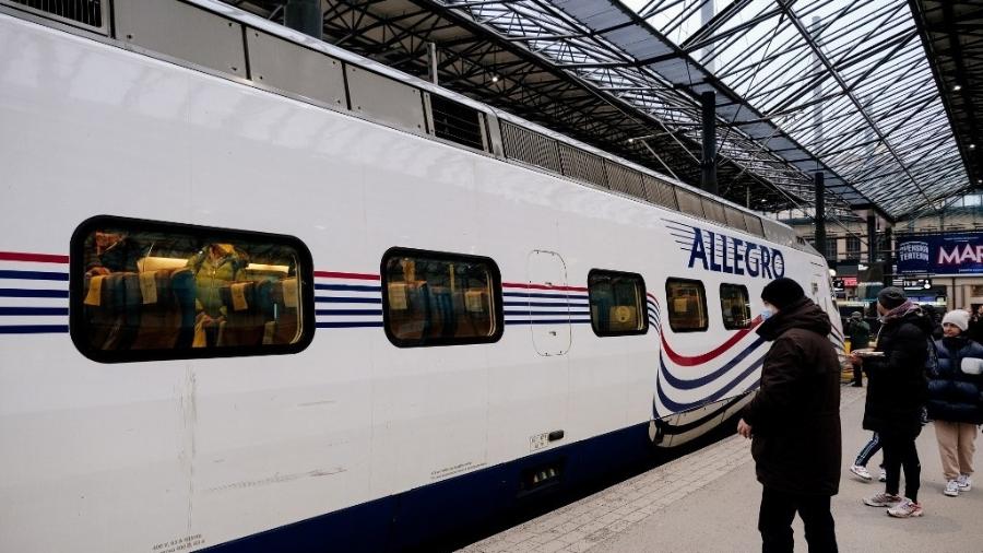 Passageiros desembarcam do último trem Allegro entre São Petersburgo, na Rússia, e Helsinque, na Finlândia - Alessandro Rampazzo/AFP