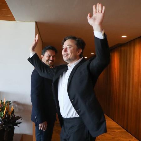 Empresário Elon Musk em visita ao Brasil, com o ministro Fabio Faria, ao fundo - Reprodução/Twitter/fabiofaria