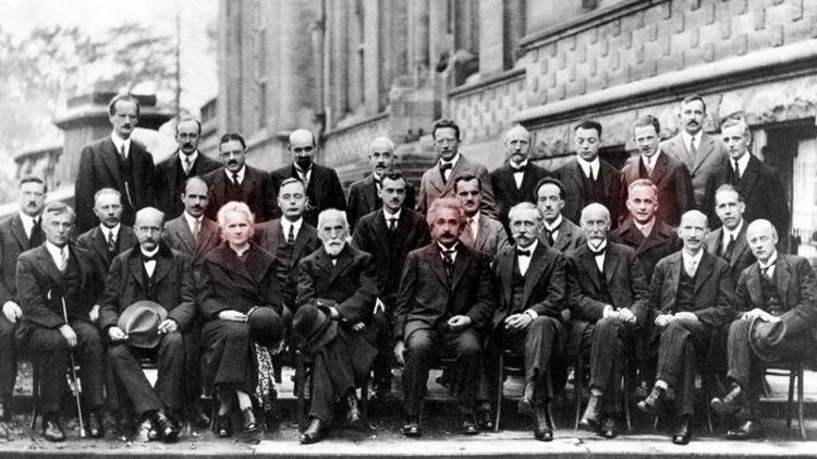 Os 29 participantes da famosa conferência sobre elétrons e fótons em 1927, em Bruxelas -- 17 eram atuais ou futuros ganhadores do Prêmio Nobel, incluindo Marie Curie, Albert Einstein e Max Born - Science Photo Library - Science Photo Library