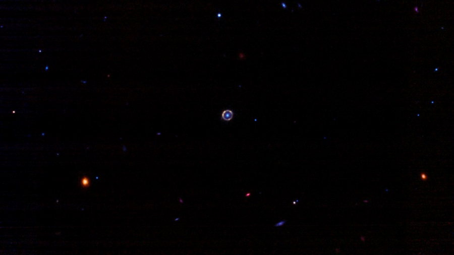 Galáxia SPT-S J041839-4751.8, azul ao centro, é ampliada com um Anel de Einstein - JWST/MAST; Spaceguy44/Reddit