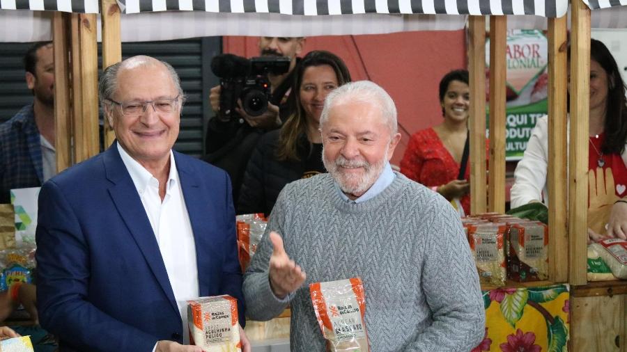 O ex-governador Geraldo Alckmin (PSB) e o ex-presidente Lula (PT) em evento com cooperativas e economia solidária em São Paulo - TOMZÉ FONSECA/FUTURA PRESS/FUTURA PRESS/ESTADÃO CONTEÚDO