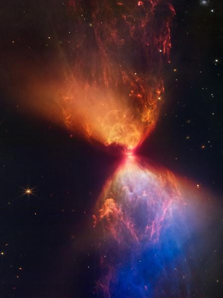 Imagem feita pelo telescópio James Webb mostra uma protoestrela dentro de uma nuvem escura; a imagem resultante lembra uma ampulheta - ESA, NASA, CSA, STScI / AFP