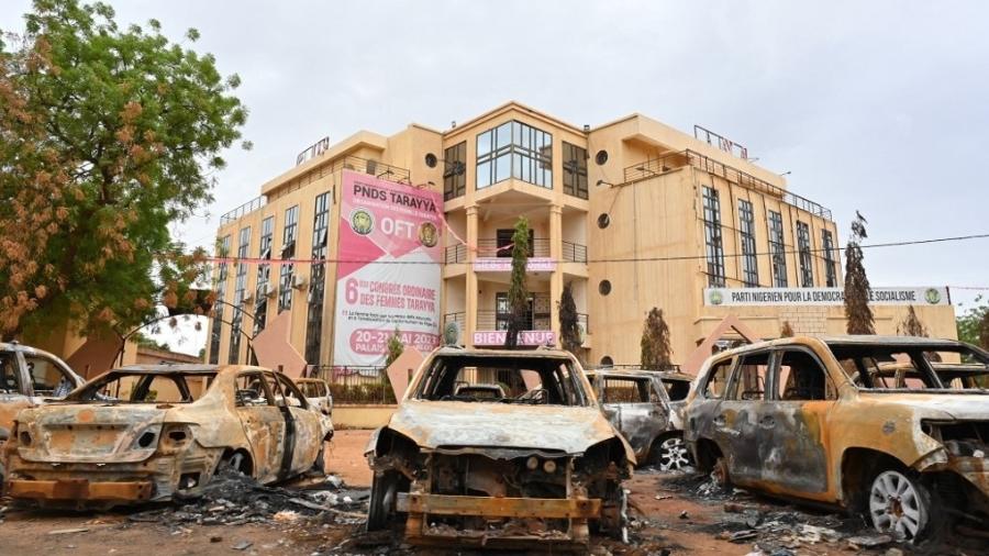 Carros queimados em frente ao partido do presidente deposto Bazoum após golpe militar no Níger