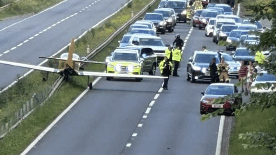 Avião faz pouso de emergência em rodovia na Inglaterra