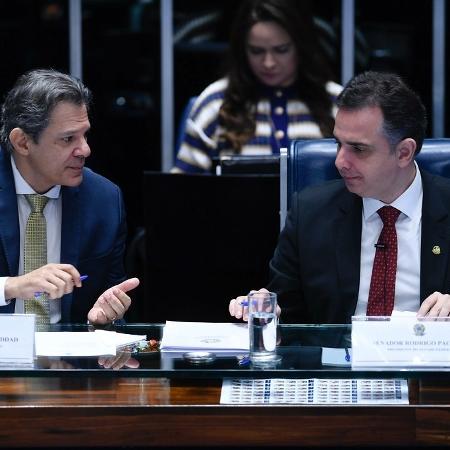 O ministro da Fazenda, Fernando Haddad (PT), e o presidente do Senado, Rodrigo Pacheco (PSD-MG)