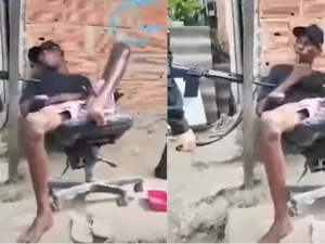 Policial usa fuzil para acordar suspeito que cochilava em cadeira no RJ