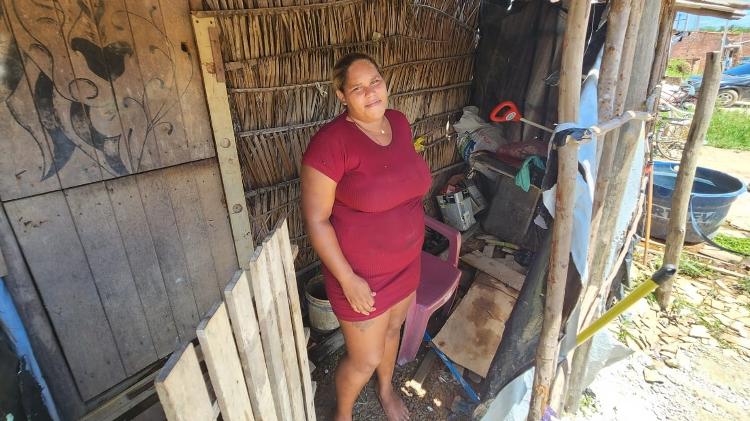 Grasiely Batista, 21: calor, mosquitos e sem saneamento em São Miguel dos Milagres (AL)