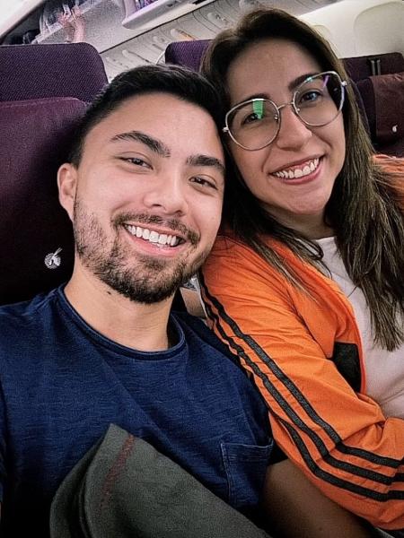 Nathália e o marido Leandro em voo internacional