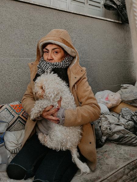 Com problemas de saúde, Susana se queixa do frio nas ruas de Buenos Aires à noite