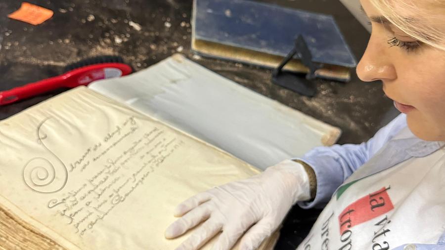 Nátali Lazzari,35, especialista em genealogia ajudou a organizar e restaurar cerca de 4 mil documentos em cartório no RS.