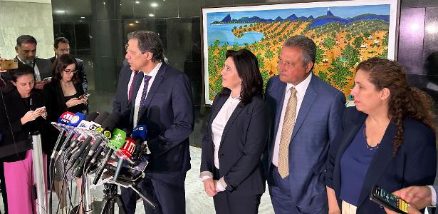 Ministros Fernando Haddad, Simone Tebet, Rui Costa e Esther Dwek fazem anúncio no Palácio do Planalto