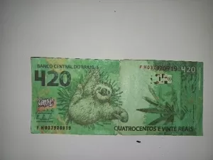 Nota de R$ 420 com desenho de maconha e bicho-preguiça é apreendida no PR