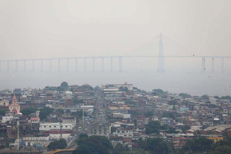 28.ago.2024 - Céu de Manaus amanhece encoberto por fumaça dos incêndios na Amazônia