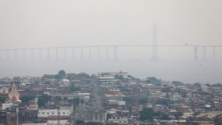 28.ago.2024 - Céu de Manaus amanhece encoberto por fumaça dos incêndios na Amazônia