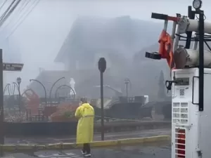 Avião de pequeno porte cai no centro de Gramado (RS)