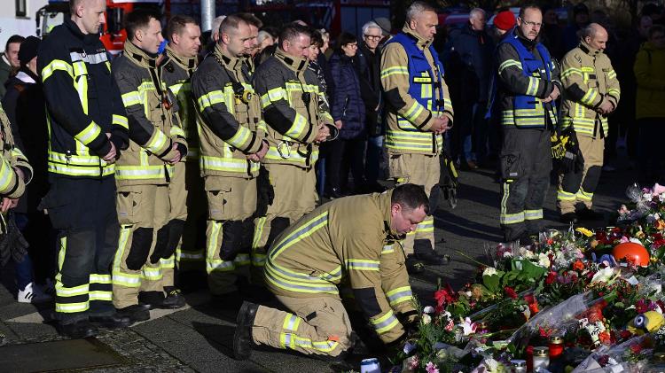 Bombeiros de Madgeburg, na Alemanha, prestam homenagens em memorial de vítimas de atentado a mercado de Natal