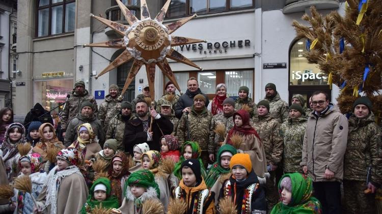 Pessoas celebram a véspera de Natal junto com militares em Lviv, na Ucrânia.