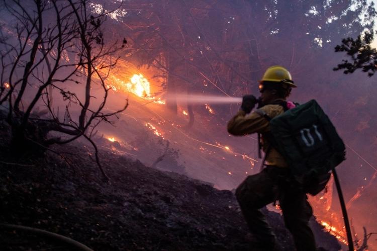 Equipes fazem trabalho ininterrupto para combater o fogo