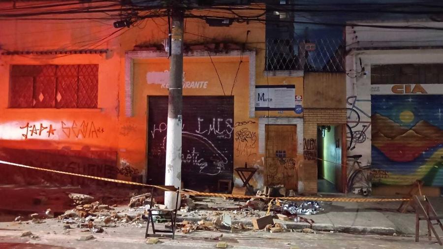 A marquise de um imóvel desabou na noite desta quarta-feira (22) no bairro de Santa Cecília, em São Paulo - Paulo Eduardo Dias/Folhapress