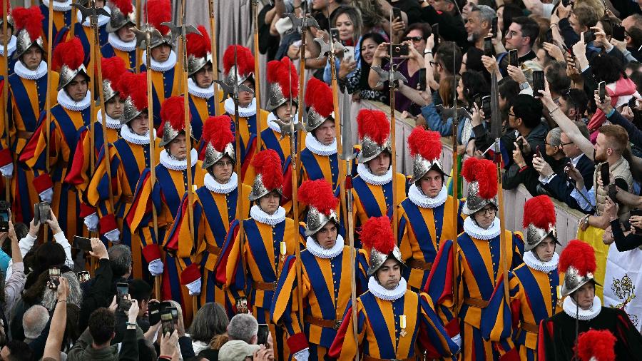Guarda suíça se posiciona para cerimônia de anúncio do novo papa Guarda suíça se posiciona para cerimônia de anúncio do novo papa