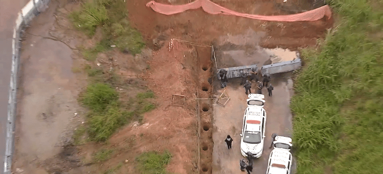 Imagem aérea da TV Globo mostra área com buracos onde foi encontrado o corpo do empresário Adalberto Amarilio dos Santos Junior, próximo a kartódromo de Interlagos, em São Paulo Imagem aérea da TV Globo mostra área com buracos onde foi encontrado o corpo do empresário Adalberto Amarilio dos Santos Junior, próximo a kartódromo de Interlagos, em São Paulo