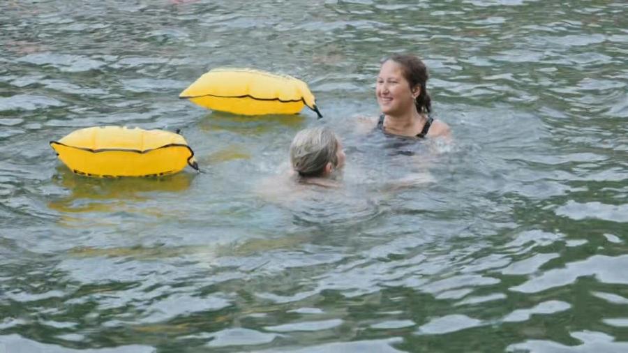 Botes infláveis foram posicionados ao redor do perímetro de segurança em que os banhistas são autorizados - AFP