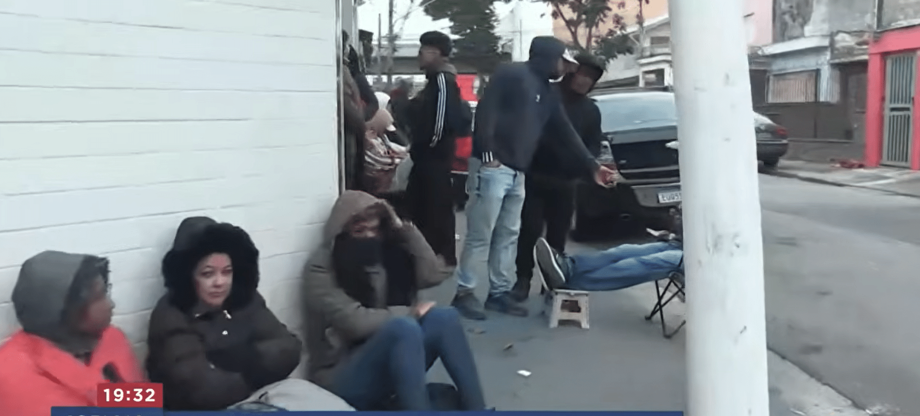 14.jul.2026 - Reportagem do Jornal da Band mostrou a fila de trabalhadores esperando por horas no frio, em São Paulo - undefined