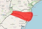 Nuvens escuras e ventos fortes sobre cidade em Santa Catarina