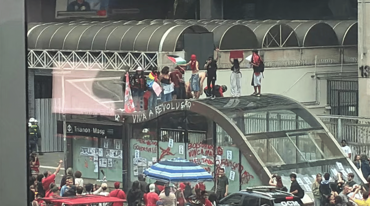 Na dispersão de ato de Lula na Paulista, pessoas subiram na estação Trianon-Masp  - undefined