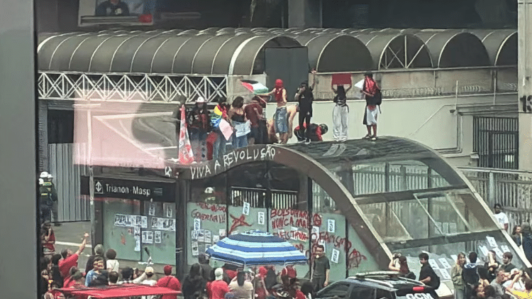 Na dispersão de ato de Lula na Paulista, pessoas subiram na estação Trianon-Masp Na dispersão de ato de Lula na Paulista, pessoas subiram na estação Trianon-Masp