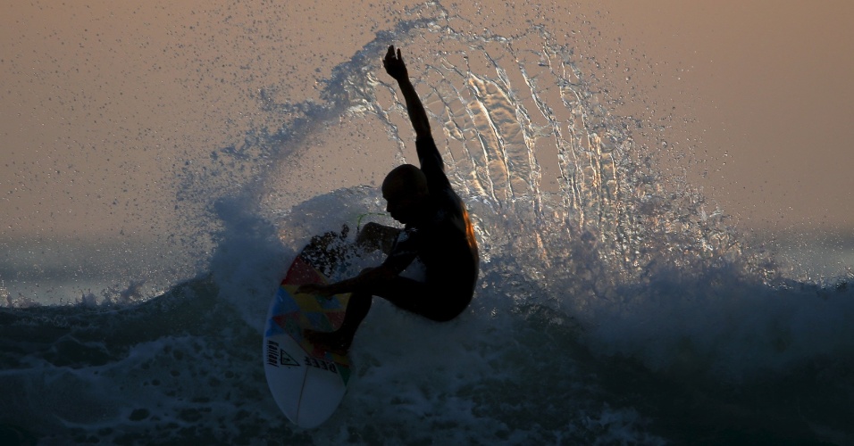 25.jun.2015 - Surfista aproveita uma onda ao pôr do sol em Cardiff, na Califórnia (EUA)