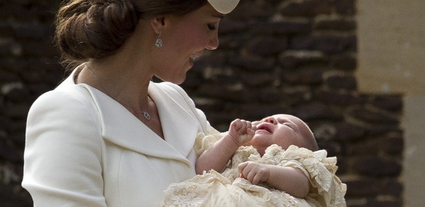 5.jul.2015 - A princesa real Charlotte nos braços de sua mãe, Kate Middleton, chegam à Igreja Saint Mary Magdalene - Matt Dunham