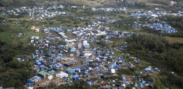 Vista aérea do acampamento improvisado para refugiados em Calais, na França - Yoan Vala/Efe