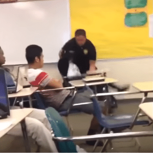 Vídeo mostra momento em que policial derruba estudante de assento em sala de aula em Columbia, na Carolina do Sul