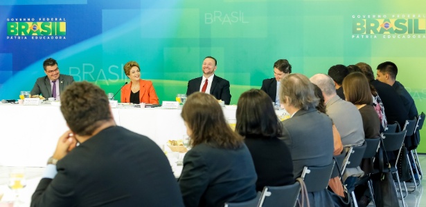 Ao lado do ministro Edinho Silva (à dir.), presidente Dilma Rousseff participa de café da manhã com jornalistas no Palácio do Planalto - Ichiro Guerra/PR