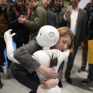 Mulher abraça robô Pepper em Hanover, na Alemanha, em março - Nigel Treblin/ Reuters