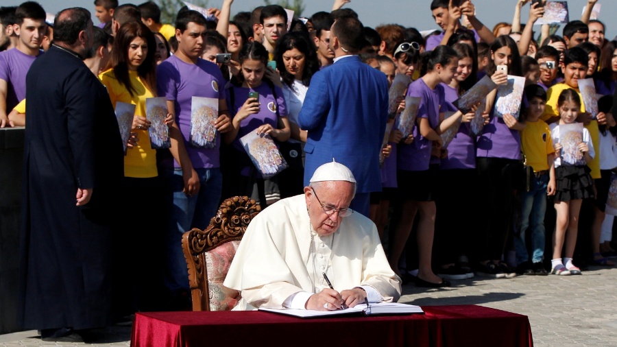 25.jun.2016 - Papa Francisco assina livro de visitas de memorial que lembra as vítimas do genocídio na Armênia, no início do século XX, em seu segundo dia de viagem ao país asiático. O pontífice fez uma oração e colocou uma coroa de flores no local