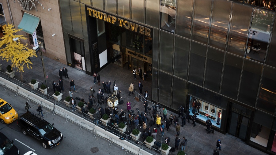 Repórteres trabalham do lado de fora da Trump Tower na Quinta Avenida, em Nova York (EUA) - Hilary Swift/The New York Times