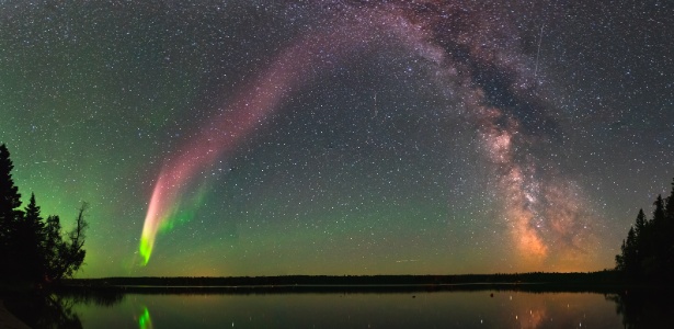 Steve é uma aurora boreal caracterizada por uma linha no céu noturno com cor predominantemente roxa - Krista Trinder
