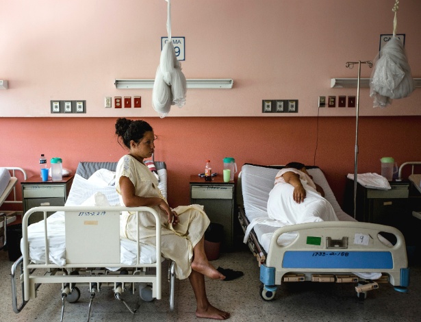 Gestantes com risco de nascimento prematuro descansam em hospital em San Salvador - Fred Ramos/The New York Times