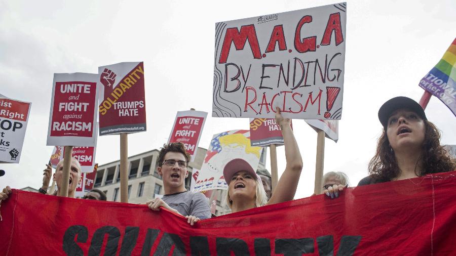 12.ago.18 - Manifestantes protestam contra o racismo um ano após os acontecimentos de Charlottesville, em Virgínia  - Zach Gibson/AFP