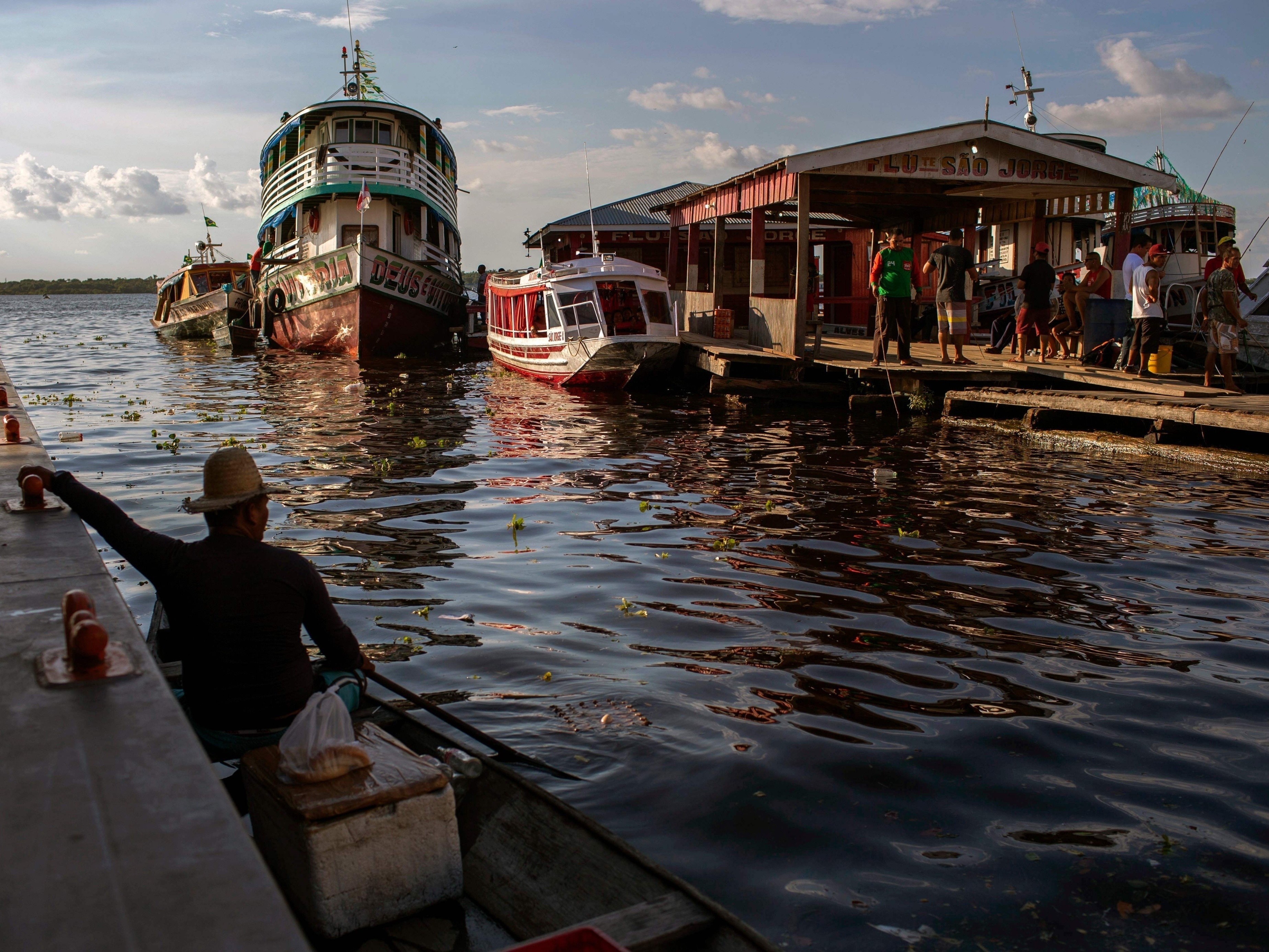 Com barcos cheios, coronavírus seguiu rota de rios para infestar a Amazônia