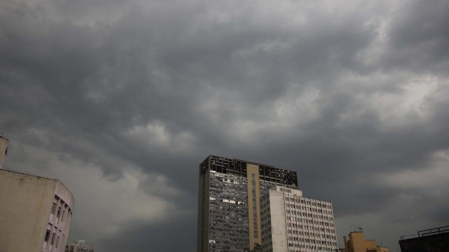 Em São Paulo deve chover todos os dias da semana; temperaturas variam entre 18ºC a 29ºC - 13.dez.2018 - Willian Moreira/Futura Press/Estadão Conteúdo