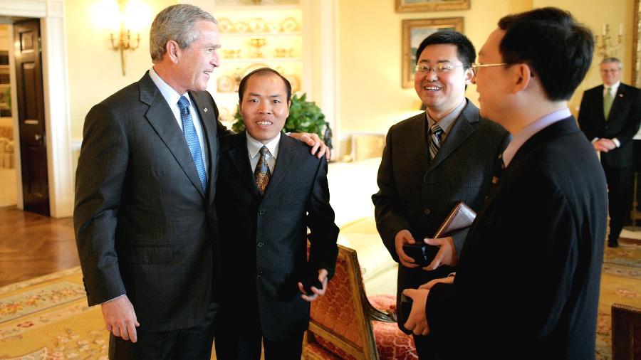 11.mai.2006 - O então presidente dos EUA, George W. Bush, se encontra com Wang Yi (o segundo da direita para a esquerda) e outros ativistas cristão chineses, na Casa Branca - Eric Draper/The White House via The New York Times